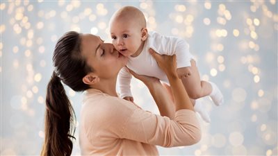  الصحة تحذر من تقبيل الأطفال لمنع الإصابة بالفيروس المخلوي التنفسي 