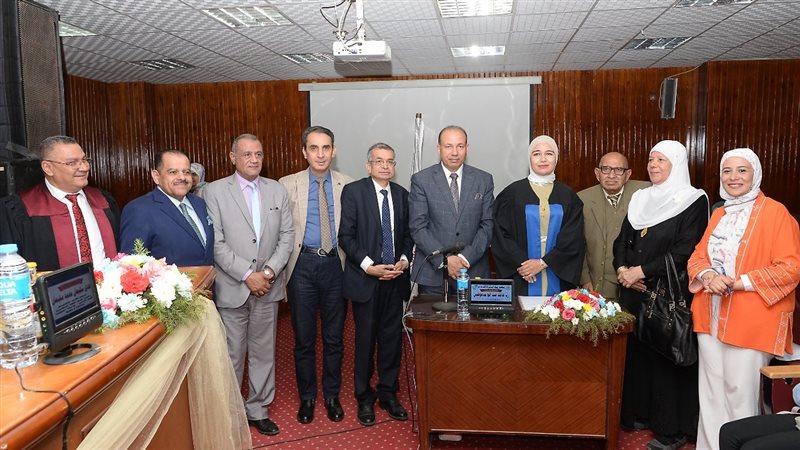 الباحثة ورئيس جامعة