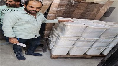 ضبط صاحب مصنع ينتج سلعًا غذائية من مواد مجهولة المصدر فى الشرقية|صور