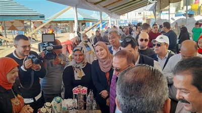 محافظ الإسكندرية يفتتح معرضا للحرف اليدوية 