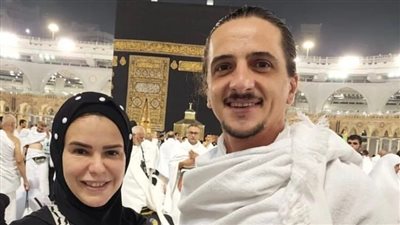 دنيا عبد العزيز تؤدي مناسك العمرة برفقة زوجها|صور