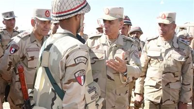 وزير الدفاع يشهد إجراءات تفتيش الحرب لأحد تشكيلات المنطقة الغربية العسكرية