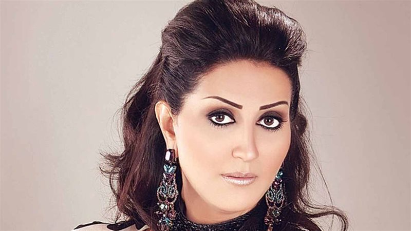 الفنانة وفاء عامر