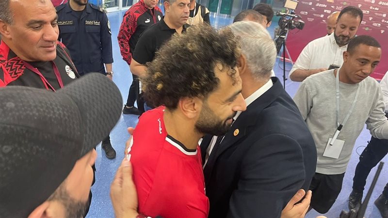 جمال علام يهنئ اللاعبين