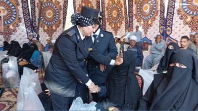 الداخلية توزع مساعدات على قاطنى المناطق الأكثر احتياجا