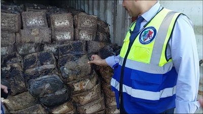 مبادرة تطوعية بميناء الدخيلة للتخلص من البضائع المهملة 