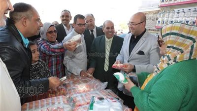 محافظ بني سويف يتفقد معرضًا لبيع السلع بأسعار مخفضة