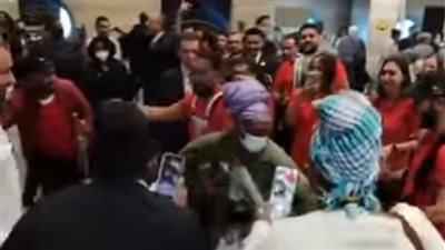 ناشطة مناخ تترك كرسيها المتحرك للرقص قبل سفرها بمطار القاهرة |فيديو