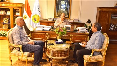 محافظ أسيوط: تقييم أداء العاملين بالمحليات لكشف الفساد وإصلاح القصور