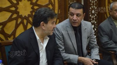بالقبلات والاحضان.. مصطفى كامل يودع هاني شاكر بعزاء محمد سلطان | فيديو 