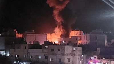 حريق ضخم في فناء منزل بالأردن