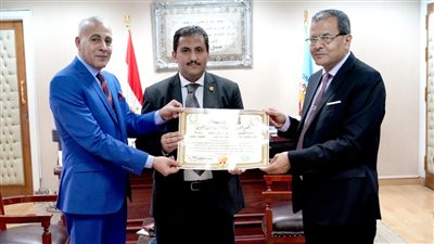 رئيس جامعة سوهاج يكرم دكتورا جامعيا لفوزه بجائزة الشيخ جميل عبدالرحمن خوقير 