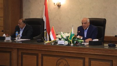 محافظ الجيزة يكشف خطة تدعيم منظومة التعامل مع مياه الأمطار وتقلبات الطقس 