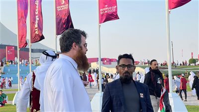 قبل افتتاح المونديال.. دعاة من جنسيات مختلفة يحاورون الشباب أمام إستاد البيت في قطر | صور 