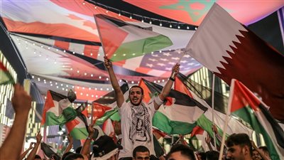 أعلام فلسطين تزين شوارع قطر قبل انطلاق المباراة الافتتاحية للمونديال | صور 