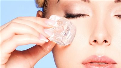 فوائد لا تتخيلينها عند استخدامك للثلج على البشرة 