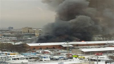 حريق مروع يلتهم أحد المستودعات التجارية وسط العاصمة الروسية