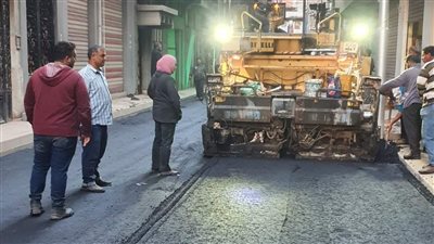تنفيذ أعمال الرصف بالأسفلت بمنطقة العدوى في دمياط 