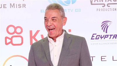 محمود حميدة يداعب المصورين بمهرجان القاهرة: على الريد كاربت بحس أني واخد حمام | فيديو