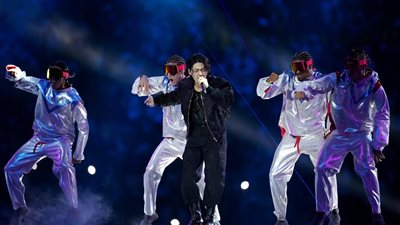 نص مليون جنيه سعر ملابس المغني جونج كوك في حفل افتتاح كأس العالم