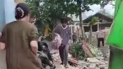 زلزال إندونيسيا يودي بحياة 44 شخصا ويخلف الدمار.. لحظات الرعب لسكان جاوة|فيديو