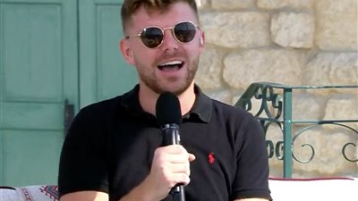 الإيرلندي مارتن فارويه ينشد «طلع البدر علينا» في لقاء تلفزيوني بقطر | فيديو