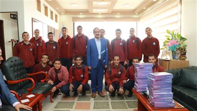 توزيع 65 تابلت على طلاب المدرسة الفنية للمياه بأسيوط
