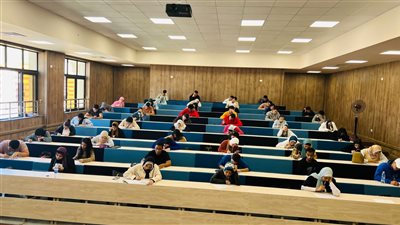 هدوء داخل لجان الامتحانات بالهندسة والتجارة الدولية بجامعة الإسماعيلية الأهلية| صور 