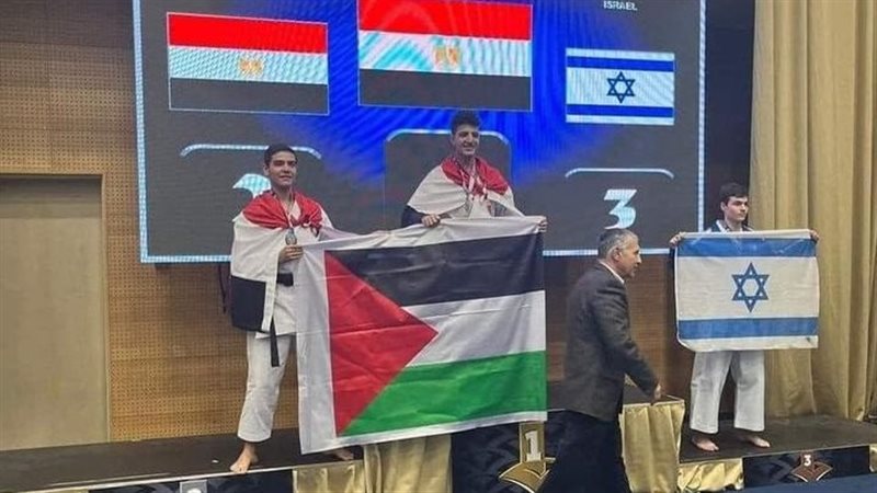 لاعبان مصريان يرفعان