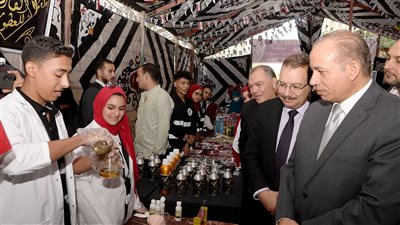رئيس جامعة المنصورة يفتتح خيمة الأنشطة الطلابية بكلية العلوم