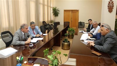 رئيس جامعة الزقازيق يجتمع بالشركة المنفذة لمستشفيين للعيون