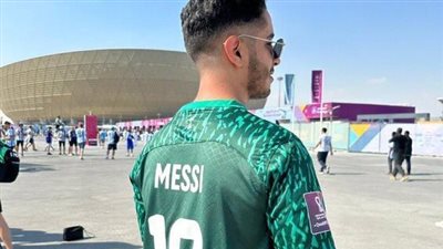 اسم ميسي على قميص السعودية.. مشجع يقدم أغرب ميكس في مونديال قطر