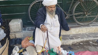 منها الخمس قروش الورقية والجنيه الليبي.. نصير العبيدي يعمل بجمع العملات النادرة في دمنهور | فيديو وصور 