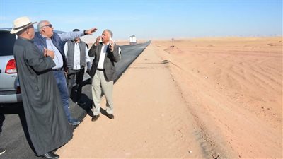 محافظ الوادي الجديد يتابع إنشاء محور يربط بين طريقي الداخلة و الفرافرة | صور 