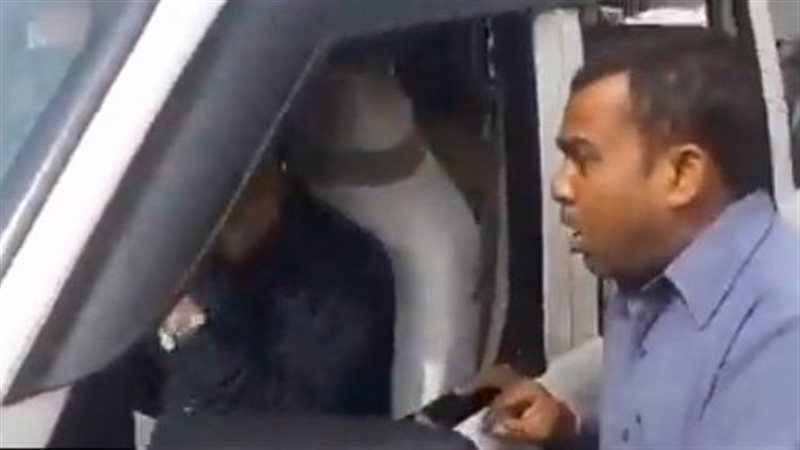 هندي ينبح على موظف