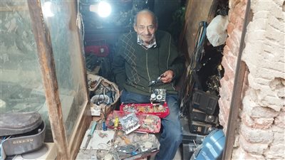 مهنة من الزمن الجميل.. حكاية أقدم صنايعي لتصليح الراديو بالبحيرةl فيديو وصور