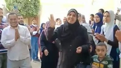 ممر شرفي لمعلمة تكريمًا لها بعد بلوغها سن المعاش بـ فاقوس التعليمية 