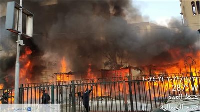 الصور الأولى لحريق أكشاك الزهور في الموسكي 