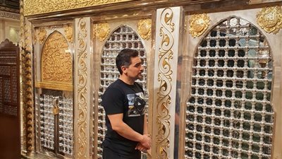 هاني سلامة يزور ضريح الإمام الحسين