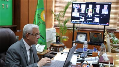 رئيس جامعة المنوفية يتابع الاستعدادات لامتحانات منتصف الفصل الدراسى الأول