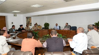 محافظ أسيوط يتابع إجراءات نزع ملكية الأراضي وصرف التعويضات لتنفيذ محور منفلوط