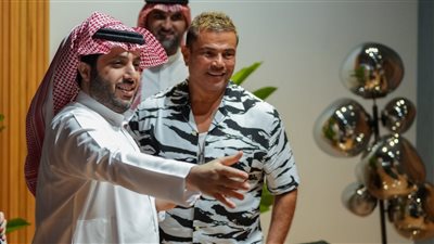 عمرو دياب يحتفل بفوز السعودية على الأرجنتين بطريقته الخاصة