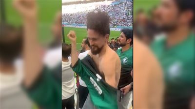 بعد فوز منتخب السعودية.. مشجع أرجنتيني يخلع زيه ويرتدي قميص الأخضر | فيديو