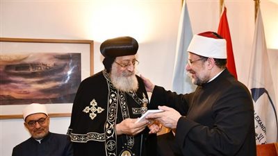 وزير الأوقاف يهدي كتاب 