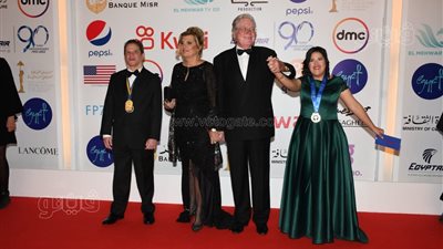 حسين فهمي على ريد كاربت ختام مهرجان القاهرة برفقة بطلة أولمبية من ذوي الهمم|فيديو 