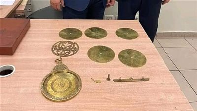 جمارك مطار القاهرة الدولي تضبط محاولة تهريب أسطرلاب أثري