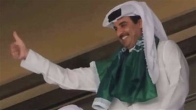 مشاعر الأشقاء.. أمير قطر يرتدي علم السعودية احتفالا بالفوز على الأرجنتين | فيديو
