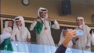 أمير قطر يساند المنتخب السعودي في مباراته أمام الأرجنتين |فيديو 