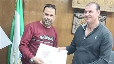 رئيس حي جنوب الجيزة يكرم العاملين بالحي نظرا لجهودهم | صور