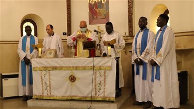 رئيس الأسقفية يصلي قداسًا ويمنح ترخيصًا للخدمة لخادمين سودانيين